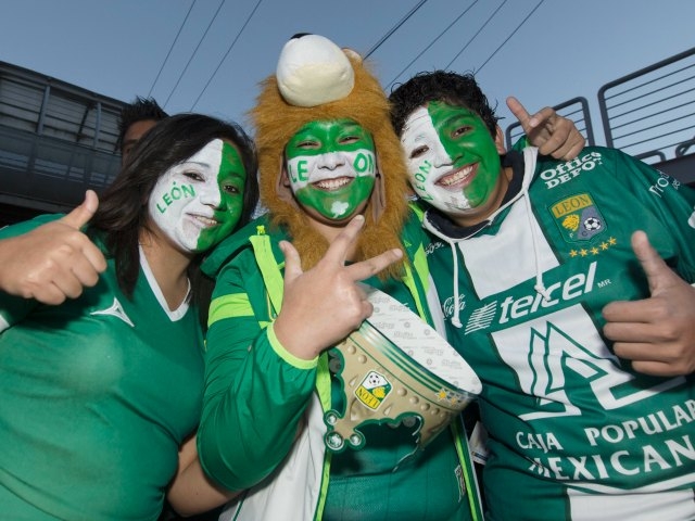 Los aficionados esmeraldas comienzan a hacerse presente en el estadio Nou Camp de León