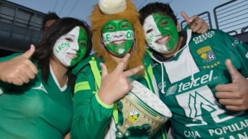 Los aficionados esmeraldas comienzan a hacerse presente en el estadio Nou Camp de León