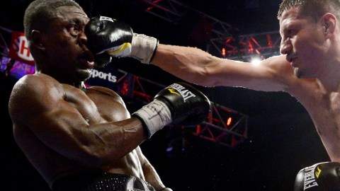 Jesús Soto Karass golpea el rostro de  Andre Berto.