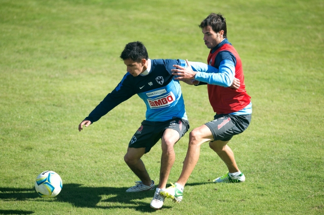 José Basanta (der.) en la práctica de los Rayados de Monterrey de cara a su debut en el Mundial de Clubes.