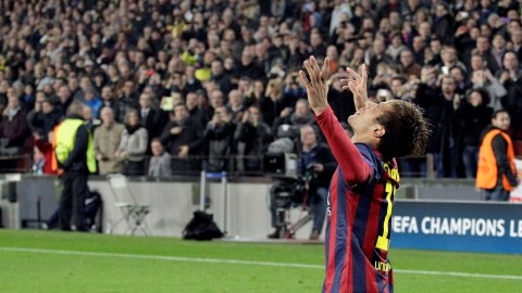 Luego de anotar el tercer tanto para la causa culé, Neymar celebra.
