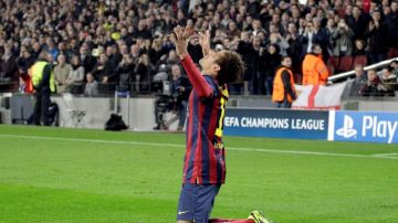 Luego de anotar el tercer tanto para la causa culé, Neymar celebra.