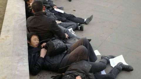Chinos yacen en el piso después de tomar pesticida, en Beijing.
