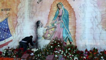 Feligreses visitan la imagen de la Virgen de Guadalupe en la Placita Olvera.