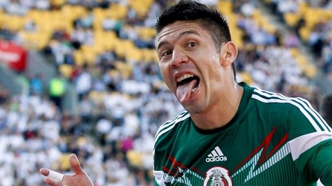 Oribe Peralta celebra uno de los goles en contra de Nueva Zelanda. Oribe fue nombrado Mejor Jugador de la Concacaf