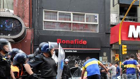 Aficionados del Boca Juniors se enfrentan con miembros de la Policía Federal durante la celebración del denominado "Día del Hincha del Boca Juniors", este jueves 12 de diciembre de 2013, en el área del Obelisco, en Buenos Aires (Argentina). EFE
