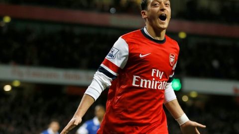 Ozil celebra gol