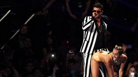El dueto con Robin Thicke en los VMA fue el video más visto del año en los cibersitios de MTV.