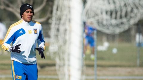 Carlos Salcido sigue con  sus entrenamientos  en el campamento de  Tigres mientras resuelve su situación.