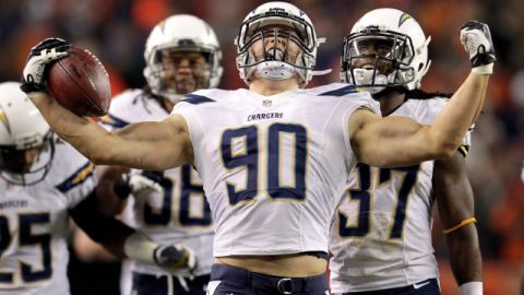 Thomas Keiser (90), de San Diego, celebra eufórico la intercepción de un pase al mariscal  Peyton Manning.