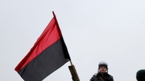 Activistas pro Unión Europea cuidan de las barricadas que han levantado en la Plaza de la Independencia, en Kiev, Ucrania.
