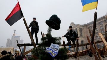 Activistas pro Unión Europea cuidan de las barricadas que han levantado en la Plaza de la Independencia, en Kiev, Ucrania.