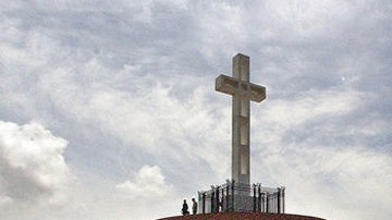La cruz, de 43 pies de largo, fue colocada en 1954 y ha sido motivo de controversia por dos décadas.