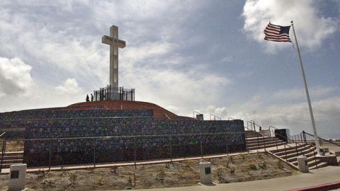 La cruz, de 43 pies de largo, fue colocada en 1954 y ha sido motivo de controversia por dos décadas.