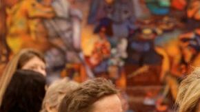 Kristen D'Angelo, de frente, abraza a Carol Leigh en una reunión para pedir que cese la discriminación a los trabajadores del sexo al negarles beneficios luego de ser v'ictimas de crímenes violentos.