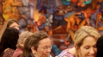 Kristen D'Angelo, de frente, abraza a Carol Leigh en una reunión para pedir que cese la discriminación a los trabajadores del sexo al negarles beneficios luego de ser v'ictimas de crímenes violentos.