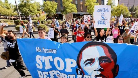 Activistas piden el cese de las deportaciones durante una marcha por la reforma migratoria realizada en Phoenix, el 14 de octubre de 2013.