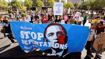 Activistas piden el cese de las deportaciones durante una marcha por la reforma migratoria realizada en Phoenix, el 14 de octubre de 2013.