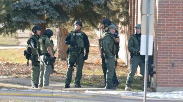 Un equipo SWAT en alerta táctica afuera de Arapahoe High School tras el tiroteo que resultó en dos estudiantes heridos y la muerte del pistolero, de un aparente suicidio.