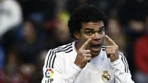 En la imagen, los jugadores del Real Madrid, Pepe y Gareth Bale