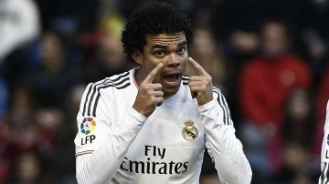 En la imagen, los jugadores del Real Madrid, Pepe y Gareth Bale