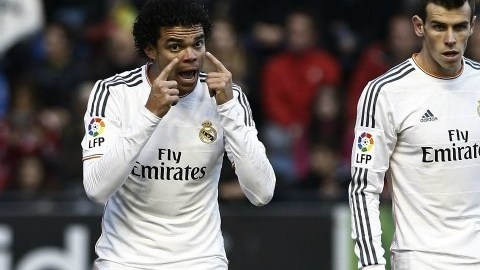 En la imagen, los jugadores del Real Madrid, Pepe y Gareth Bale