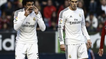 En la imagen, los jugadores del Real Madrid, Pepe y Gareth Bale