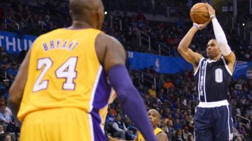 Kobe se queda como espectador del tiro de Russell Westbrook en el se-gundo cuarto del juego disputado en la Chesapeake Energy Arena.