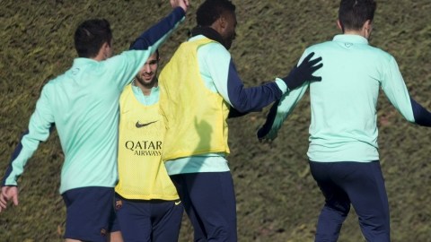 Neymar (izq.) es presa de una broma por parte de los jugadores del Barcelona en la práctica de ayer.