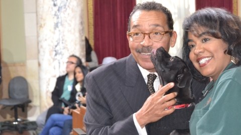 El presidente del Concejo de LA, Herb Wesson Jr., ha llevado a cientos de perros callejeros a las Juntas del Concilio.