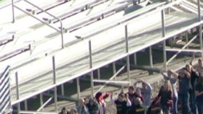 En una imagen captada de video transmitida por Fox 31 Denver,  se ve a estudiantes en la pista de atletismo de la escuela secundaria Arapahoe, en Centennial, Colorado, mientras la policía investigaba el tiroteo.