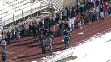 En una imagen captada de video transmitida por Fox 31 Denver,  se ve a estudiantes en la pista de atletismo de la escuela secundaria Arapahoe, en Centennial, Colorado, mientras la policía investigaba el tiroteo.