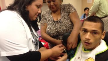 Omar Carrillo, un joven con necesidades especiales, se vacunó ayer junto a su madre para evitar la influenza.