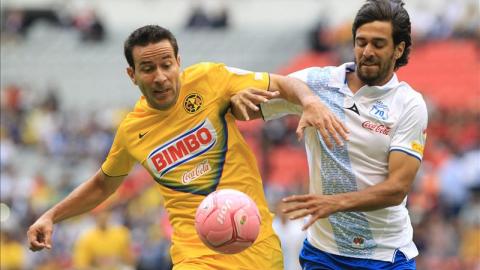 Fotografía tomada el pasado 26 de agosto en la que se registró al defensa uruguayo Jonathan Lacerda (d), quien actuó esta temporada para el Puebla y fue anunciado como nuevo refuerzo del Santos. EFE/Archivo