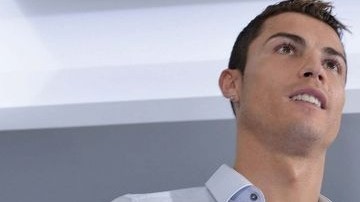 El jugador portugués posa junto a sus premios.