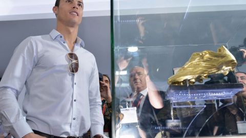 El jugador portugués posa junto a sus premios.