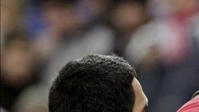 El delantero del Atlético de Madrid, Diego Costa (2d), celebra su gol, primero del equipo, con sus compañeros durante el encuentro, correpondiente a la decimosexta jornada de Liga en Primera División, que Atlético de Madrid y Valencia CF jugaron en el estadio Vicente Calderón, en Madrid. EFE