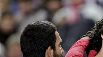 El delantero del Atlético de Madrid, Diego Costa (2d), celebra su gol, primero del equipo, con sus compañeros durante el encuentro, correpondiente a la decimosexta jornada de Liga en Primera División, que Atlético de Madrid y Valencia CF jugaron en el estadio Vicente Calderón, en Madrid. EFE