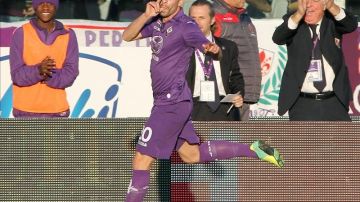 El centrocampista español del Fiorentina Borja Valero festeja un gol logrado durante el partido de la Serie A que han disputado ACF Fiorentina y Bolonia FC en el Artemio Franchi de Florencia, Italia. EFE/EPA