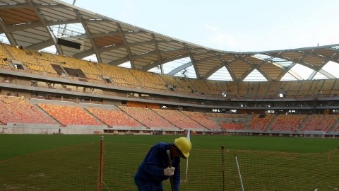 Foto de archivo donde se ve a un obrero trabajando en las obras del Estadio Arena Amazonia, de Manaos.