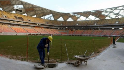 Foto de archivo donde se ve a un obrero trabajando en las obras del Estadio Arena Amazonia, de Manaos.