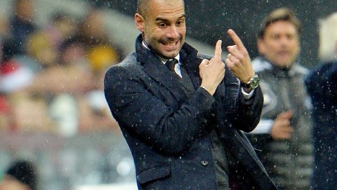 Pep Guardiola da indicaciones durante el encuentro de ayer.