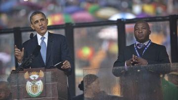 El  intérprete de signos Thamsanqa Jantjie (der.), un esquizofrénico con tendencia a la violencia, estuvo al lado del presidente Obama durante los servicios de Mandela  en Johanesburgo este mes.