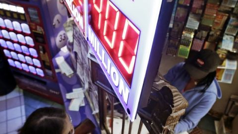 Una mujer compra un boleto para el sorteo de lotería   Mega Millions el jueves en Cleveland. No hubo ganador del premio mayor.