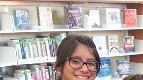 La supervisora del condado Gloria Molina y varios funcionarios de la Ciudad posan frente a la nueva  biblioteca de Pico Rivera.