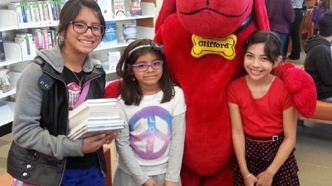 La supervisora del condado Gloria Molina y varios funcionarios de la Ciudad posan frente a la nueva biblioteca de Pico Rivera.