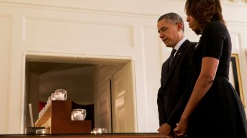 El presidente Barack Obama y la primera dama  Michelle, durante un momento de silencio en honor a las víctimas, en la Casa Blanca.