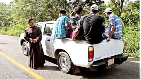 Fray Tomás, en  apariencia, no tiene miedo y maneja su camioneta solo.