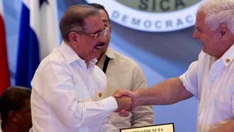 El primer mandatario de la República Dominicana Danilo Medina (izq.) y su homólogo panameño Ricardo Martinelli ayer en  Buenaventura.
