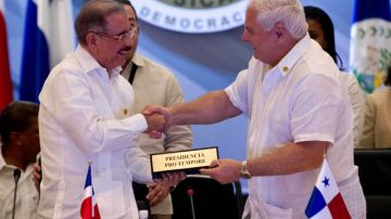 El primer mandatario de la República Dominicana Danilo Medina (izq.) y su homólogo panameño Ricardo Martinelli ayer en  Buenaventura.